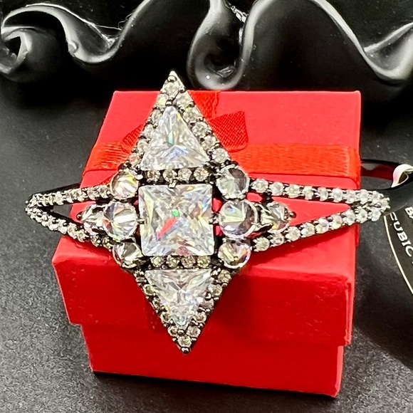 Stunning Banana Republic Edwardian Bracelet w/ Round Square and Triangular CZs - Picture 8 of 11